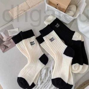 Chaussettes Bonneterie Marque de créateurs Hiver Épaissi Nouvel Internet Rouge Noir et Blanc Chaud Tendance M-Lettre Brodé Mi Tube Empilé Cachemire Femme AKJ3