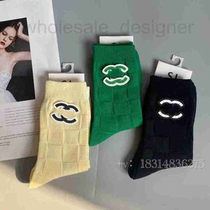 Calcetines diseñador de calcetería etiqueta de cuero de calcetín de estilo británico con pequeños calcetines de diseño tridimensionales x cuadros calcetines para hombres para mujeres pareja versión universitaria coreana, insu