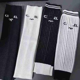 Calcetines diseñador de calcetería tendencia de moda europea rayas minimalistas de letras sólidas en blanco y negro Patrones verticales de alta elasticidad, calcetines suaves Mangas de calcetines Y6E