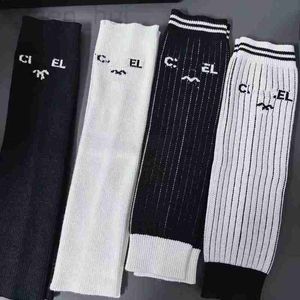 Chaussettes créatrices de bonne humeur tendance de mode européenne rayures minimalistes rayures socle verticale en noir et blanc solide