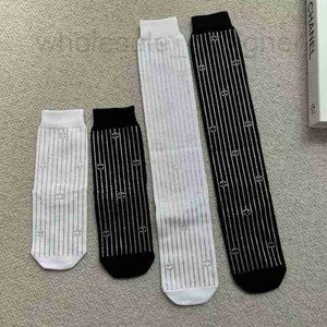 Chaussettes Bonneterie Designer Mode Lettres de luxe Rayures verticales Bas Noir et blanc Diamants clignotants Chaussettes mi-tube pour femmes MC6H