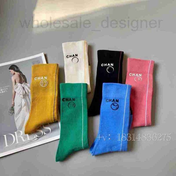 Chaussettes Hosiery Designer Haute qualité à la main marquage à chaud étiquette triangulaire petit x ligne de couleur unie couleur arc-en-ciel correspondant mi-tube chaussette tendance jeune MRTJ