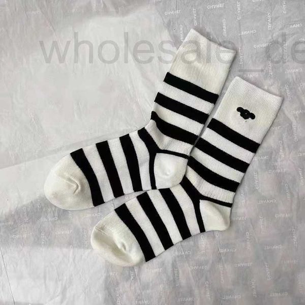 Calcetines Calcetería Diseñador Estampado en caliente Calcetín de moda Rayas en blanco y negro Tubo medio versátil Medias Carta Calcetines deportivos de algodón P1RH