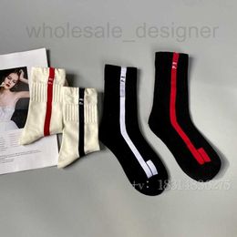 Sokken Hosiery Designer Letter Red Line Crew Socks for Women Splited Black and White Solid Casual Sports Sock IE65