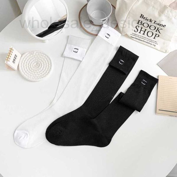 Calcetines Diseñador de calcetines Summer Bordado medias de seda en blanco y negro ultra delgada Jk pierna larga sobre la rodilla de la rodilla 9R2i