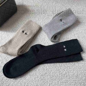 Chaussettes créatrices de bonne humeur tendance et à la mode avec des lettres de broderie simples, laine d'abricot gris noir, chaussettes à tas de tube moyen, Ins pour femmes, le même style 80du