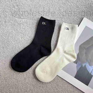 Sokken Kousen Ontwerper Trendy en minimalistische klassieke veelzijdige ce borduurletters sok zwart witte dubbele naald katoenen sokken voor dames 07X6