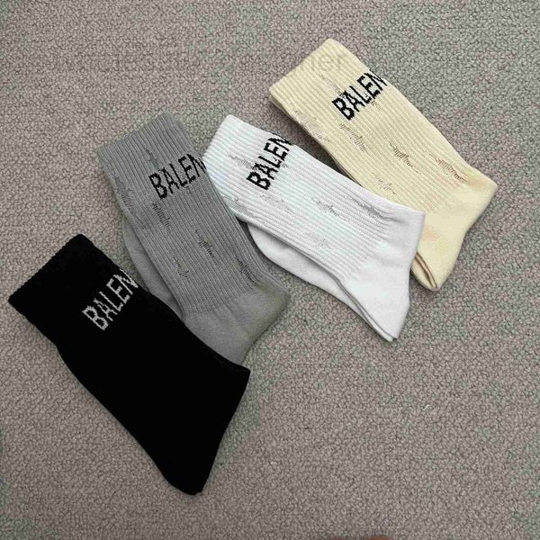 Chaussettes Bonneterie Designer Tendance Style Mince Chaussettes hautes Mode B Lettre Perforée Noir et Blanc Gris Moyen Tube Bas Empilés Coton Chaussette Femmes KKIW