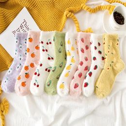 Calcetines Calcetería Fuzzy Dibujos animados Mink Fruta Dama Lindo Invierno Caramelo Kawaii Plus Terciopelo grueso Casual Mujeres Fluffy Cálido Corto Terry Cott281I