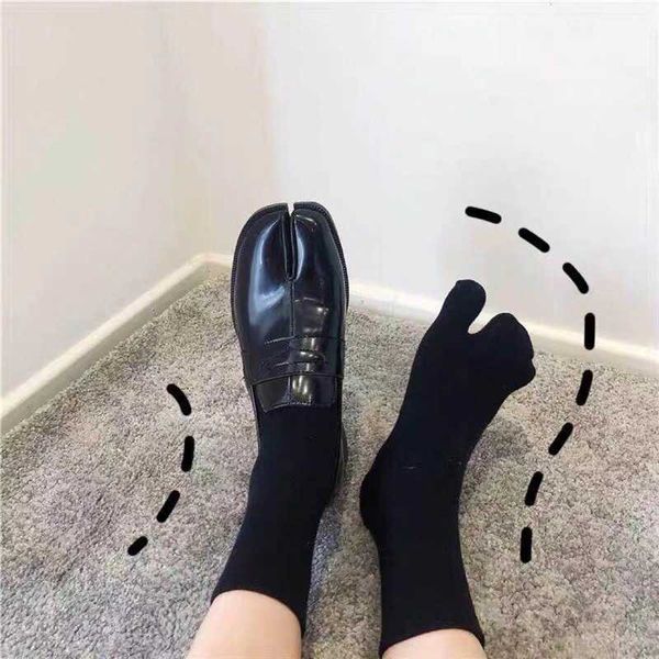 Calcetines Medias Estilo japonés Mujeres Calcetines de algodón peinado Tabi Sólido Negro Blanco Verano Antideslizante Harajuku Calcetines de dos dedos con dedos Hombres Suministro Y2211