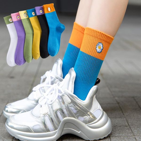 Chaussettes Bonneterie Salina Femmes Hiver Et Printemps Coton Peigné Année Couleur Bord Sports Daisy Broderie Tube Court Casual FashionSocks