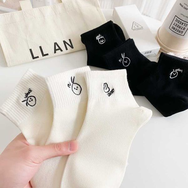 Chaussettes Bonneterie Femmes 2022 Nouvelle Tendance Blanc Noir Coton Respirant Cheville Simple Mode Casual Sport Court Broderie Drôle T221102