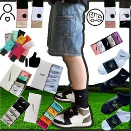 chaussettes pour hommes de sport masculins inspirs de style chaud à crochet classique cheville respirant noir blanc gris football basketball sport bas 10 couleurs 3 longueurs prix en gros