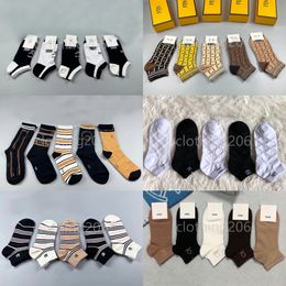 Calcetines diseñadores para hombres calcetines para mujer calcetines de algodón calcetines de moda para hombres y mujer bordado de calcetines impresos hombre algodón de algodón de alta calidad calcetines 5 piezas