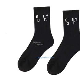 Chaussettes pour hommes designer de style long coton coton décontracté de luxe de luxe chaussette unisexe chaussette classique meias menice sous-vêtements noirs blancs calcitines calzini 3 paires