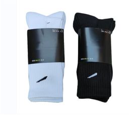 Calcetines Calcetines tobilleros blancos y negros clásicos totalmente de algodón para hombre y mujer Calcetines transpirables de fútbol mixto Calcetines de baloncesto Diseñador de moda de alta calidad