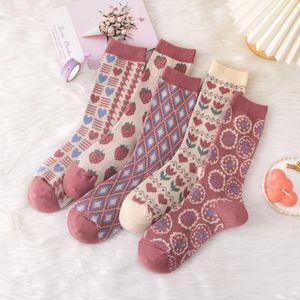 Chaussettes hautes pour femmes, Style japonais, polyvalentes, fraise, loisirs