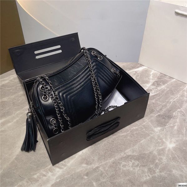 Bolso de diseñador de cuero negro suave Bolsos de honda de estilo retro de moda fresca para MUJERES con cadena de oro plateado oscuro Bolso con tirador de cremallera con letra de borla Nuevo