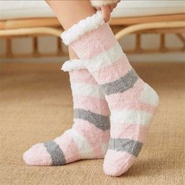 Zachte koraal fleece vrouwelijke gestreepte comfortabele vloer sok fuzzy sokken vrouwen warme pluche slaapkamer siliconen antislip dames slippers sok 211221