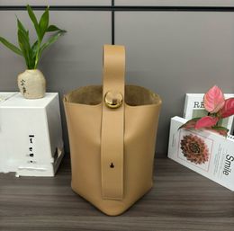 Zacht rundleer bble Bucket bucket bag innovatieve handtas Anagram crossbody tas verstelbare schouderband lengte geschikt voor verschillende draagmethoden 28cm Kiezel