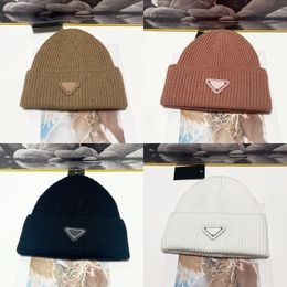 Zachte designer beanie dames gebreide mutsen voor mannen winter herfst warm luxe gorra dames vrije tijd met letter moderne elasticiteit schedelkap driehoek effen kleur pj019