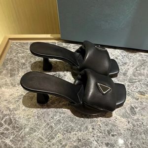 Zapatillas de tacón medio sin cordones de cuero suave Sandalias Mulas Diapositivas de cuero Punta abierta redonda para mujeres Diseñadores de lujo Zapatos Calzado de fábrica 35-42 Con caja