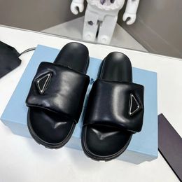 pantoufles en cuir nappa souple diapositives sandales d'été glisser sur triangle logo chaussures plates chaussures de luxe pour femmes chaussures d'usine prad