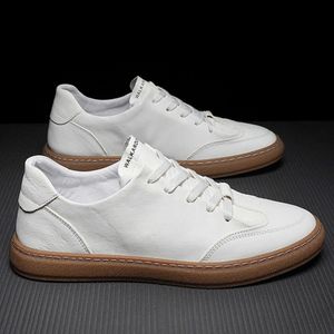 Nouveau cuir doux, petites chaussures blanches, chaussures décontractées pour hommes à faible coupe, version coréenne des chaussures à tendance, chaussures de planche en cuir, chaussures pour hommes, chaussures de sport sous-vêtements