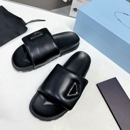 Pantoufles en cuir nappa doux et rembourrées Diapositives Sandales d'été à enfiler sur les chaussures plates à logo triangulaire Chaussures de créateurs de luxe pour femmes
