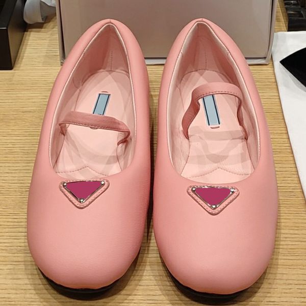 Ballerines en cuir nappa rembourrées et souples Chaussures habillées Couleur Géranium Rose Métal émaillé Nouveau modèle Femmes Designer Ballerines à fond plat Mary Janes chaussures simples