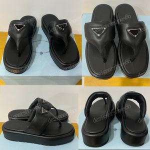 Tongs compensées en cuir nappas doux et rembourrées 1YZ04 Triangle en métal émaillé logo tongs sandales pour femmes Beach Sandals sandales à plateforme 35-42