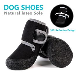 Chaussures pour animaux de compagnie souples printemps automne imperméable à l'eau en caoutchouc couvert semelle chiens chaussures nuit réflexion plongée tissu lumière loisirs chiens bottes 240115