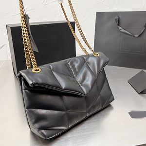 Bolsa de nube de piel de oveja suave Bolsas cruzadas para el cuerpo Bolso de hombro Bolso de mujer Monedero de cuero genuino Hardware de metal Cadena Carta Solapa Cerrojo Bolsillo interior con cremallera