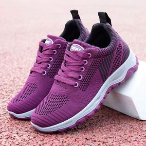 Chaussures de course de sport souples avec femmes respirantes noir blanc femme 016209412