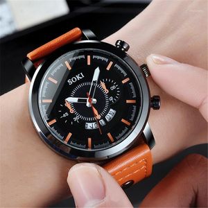 Soki merk Europese en Amerikaanse lentestijl casual mode zakelijke heren pu-band kalender sport quartz horloge polshorloges