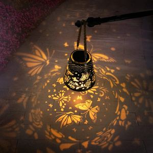 LED à énergie solaire LED suspendue Lantern Butterfly Flower Projection Lampe pour l'éclairage extérieur Décoration de jardin Rechargeable Sunlight 240515