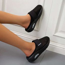 Semelle épaissie de pantoufles molles sandales Femmes Platform à mailles respirantes pour les cadeaux d'anniversaire d'ami de famille V 36 D 5E02