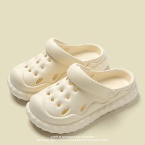 Opgeloste schattige dikke geperforeerde schoenen teen antislip en slijtvaste verhoogde hoogte koele slippers voor vrouwen om buiten in de zomer te dragen