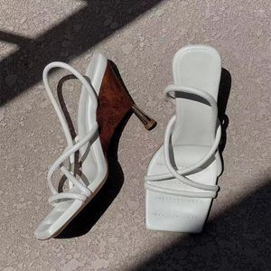 Bande solide d'été talons hauts cross sandales couleur dames chaussures de marque de marque de cale de calenthes authentiques en cuir slippers a