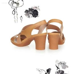Sandales décontractées solides talon pour les femmes 2024 Summer Rubber Ladies Chaussures Pu Pu Femmes 99d