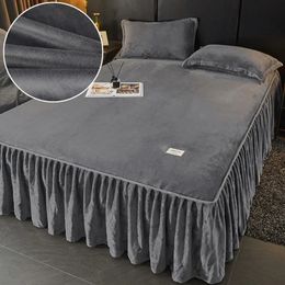 Falda de cama de color sólido Cubierta de terciopelo para los protectores de colchones para la piel de invierno Rupa de Cama Home Bedspread Sin almohada 240415