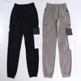 Pantalones de color sólido Konng Gonng Multi Big Pocket Overoles Pantalones Primavera y verano Nueva marca de moda Retro Hombres Jogging Leggings Mens54m9k7ca