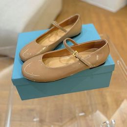 Solide kleur enkele schoenen mode ronde teen ondiepe mond schattige meisjes allemaal match flats nieuwe dames strand slip op schoenen sapatos mujer