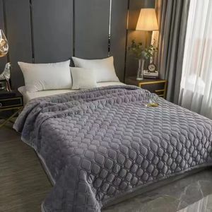 Couverture de lit matelassée en velours doux de couleur unie, serviette de canapé courte en peluche, drap antidérapant King Queen Size 270x230cm, 240227