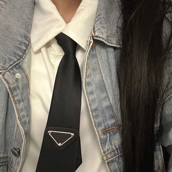 Colore coloré avec des signes triangle en métal Designer Menwomen arcs en cuir à la mode pour adolescents liens en lettres