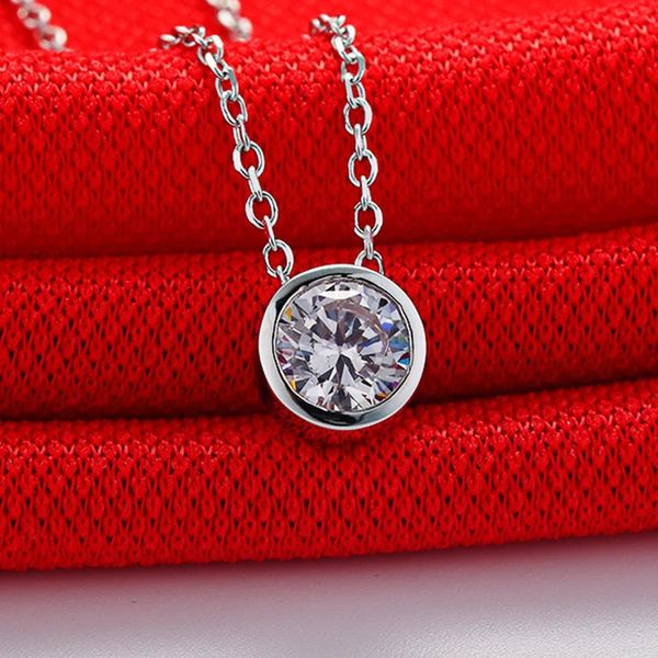 Collier de diamant rond Solid Platinum PT950 Europe femelle et les États-Unis 18 km pendentif en or 240407