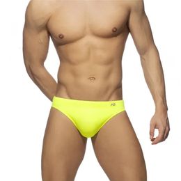 Solide Push Up Men Neon Swim Bikni Brief Trunks Unerwear Sexy Swwear Beach Surf Shorts de maillot de bain SUNGA PAUTES 240511