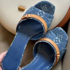 Revival solide Sandale en relief Slippers 9,5 cm Talons hauts rembourrés Vrai Mule en cuir Excellente pompe Stilettos Flip Flip Flip Flip Logo Toe Toe Slides 4,9 07