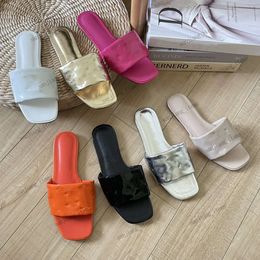 Vaste vintage bloem in reliëf slipper revival platte muildieren 2024 kalf lederen glijbanen merk sandalen waterkant flats vierkante teen metallic gouden zilveren slippers