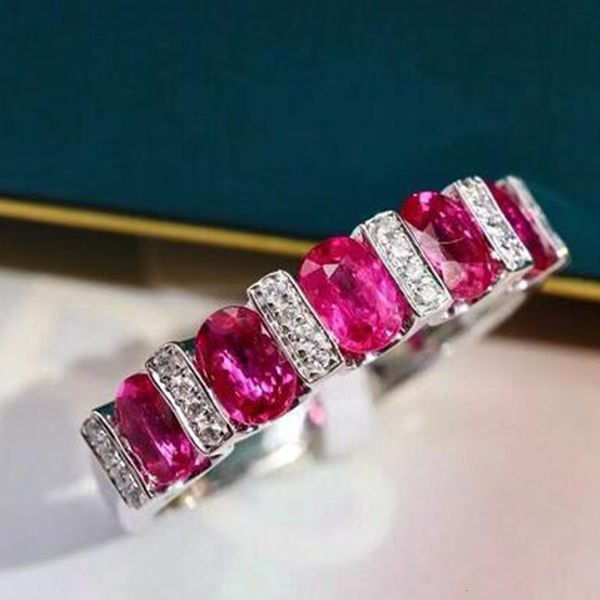 Anillo solitario 2023 NUEVO Clásico Oval Ruby Pareja de diamantes completos para mujeres Geométrica Zirconia S925 Silverd Regalo de Navidad Joyería de fiesta 230918